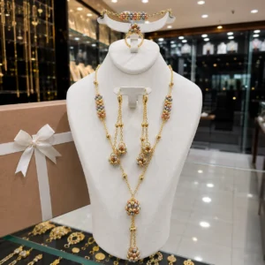 طقم مجوهرات نسائي فاخر بتفاصيل ذهبية ملونة ✨